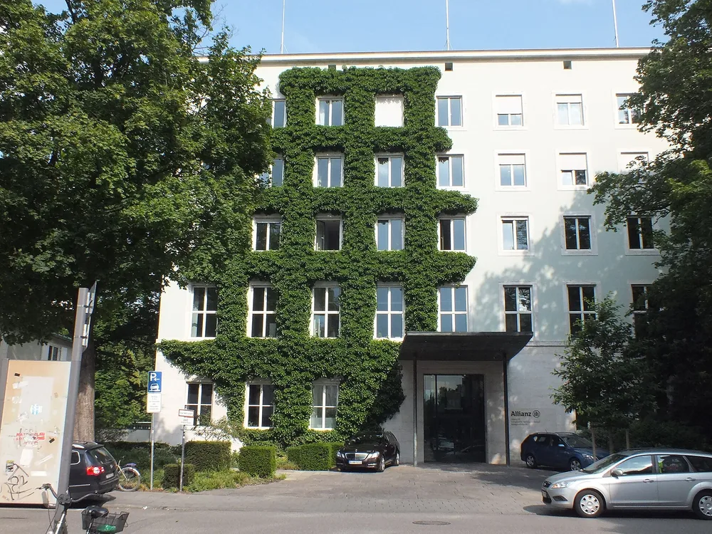 The ivy-covered Allianz building on Königinstraße in Munich.