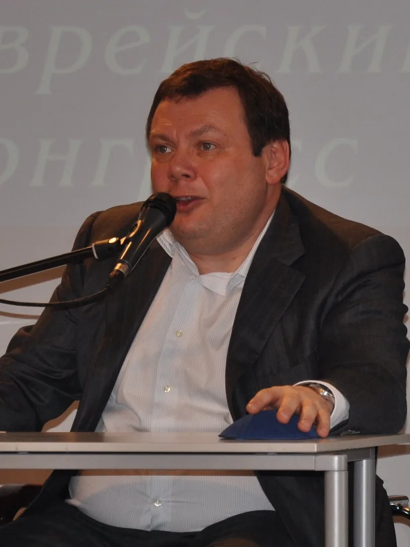 Mikhail Fridman speaking at an event in 2009.