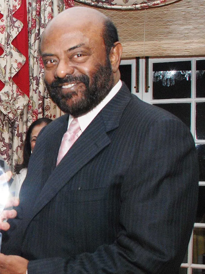 Shiv Nadar holding an award in 2009.