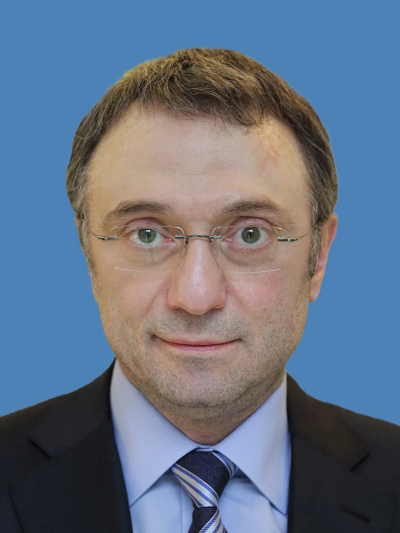 Suleiman Kerimov in an official portrait.